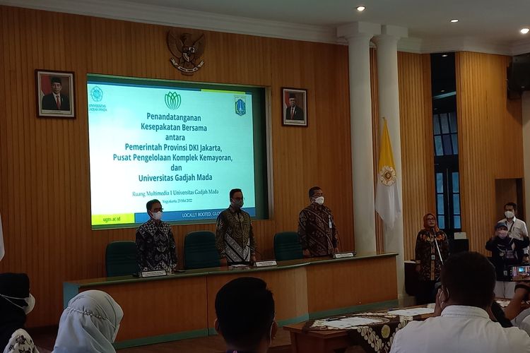 Anies Baswedan saat menandatangani MoU dengan UGM, Rabu (25/5/2022)