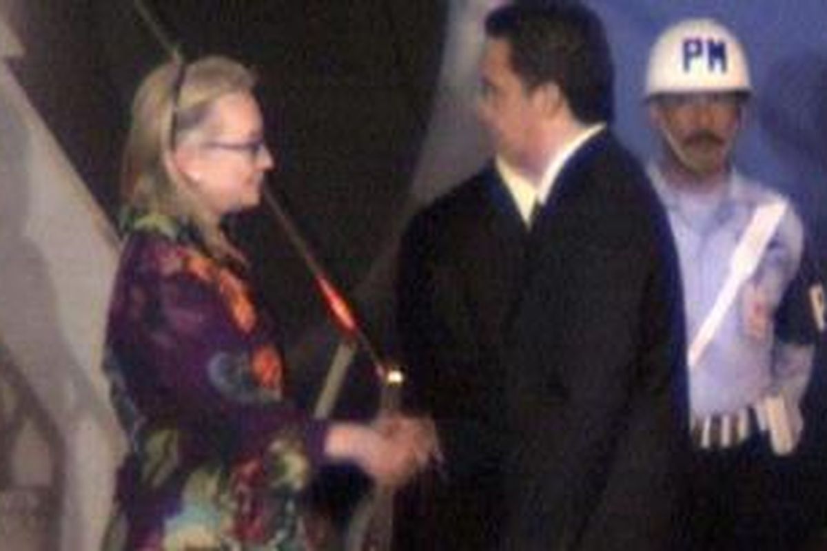 Menlu AS Hillary Clinton tiba di Bali, Kamis (21/7/2011) sekitar pukul 19.19 WITA. Hillary tampak anggun mengenakan gaun santai bermotif bunga-bunga.