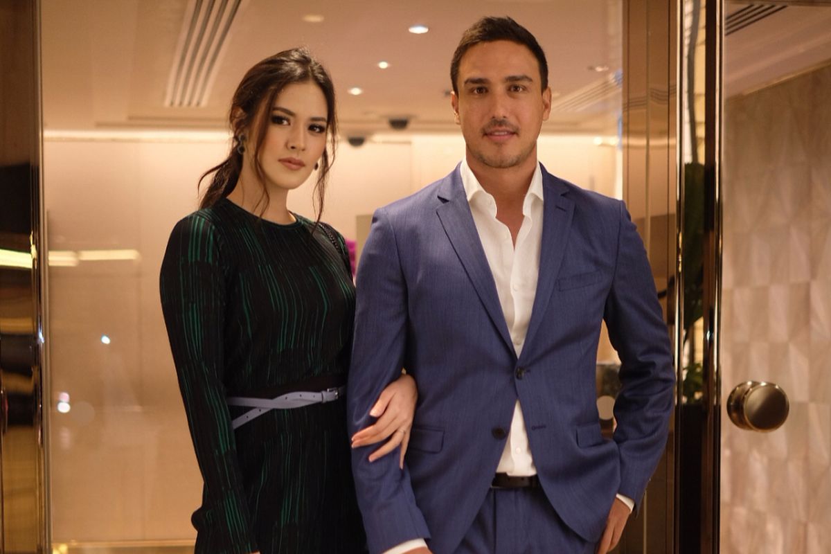 Penyanyi Raisa Andriana bersama suaminya, aktor Hamish Daud.