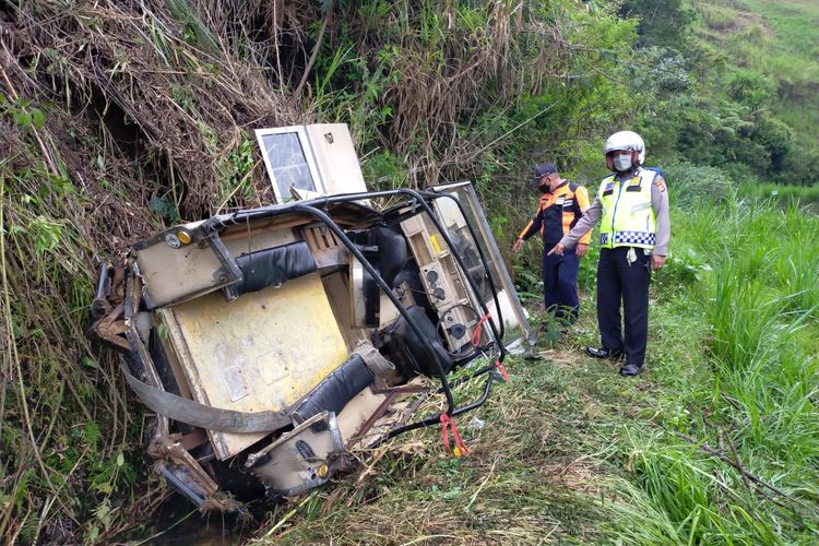 Kecelakaan mobil offroad Landrover yang membawa wisatawan jatuh ke dalam jurang sedalam 30 meter, di Sungapan, Kampung, Warnasari, Desa Warnadari, Kecamatan Pangalengan, Kabupaten Bandung, Rabu (20/10/2021).