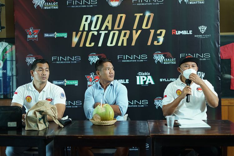 Konferensi pers menjelang event muay thai bertajuk Road to Victory Ke-13 yang akan berlangsung di Finns Recreation Club, Canggu, Bali, Sabtu (12/3/2022) pukul 16.00 WIB. 