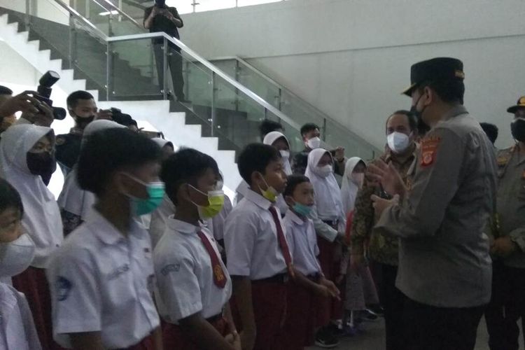 Wakapolda Jawa Barat Brigjen Bariza Sulfi berbincang dengan anak yang sudah divaksin di area akuarium raksasa Piamari Pangandaran, Kamis (13/1/2022).