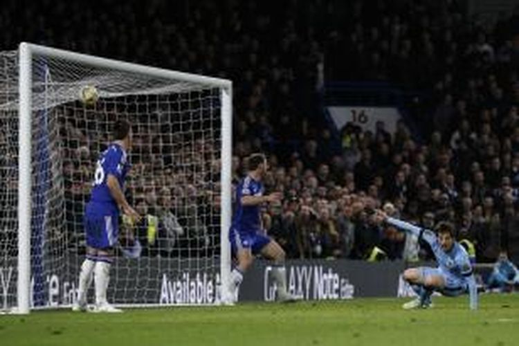 Ekspresi gelandang Manchester City David Silva (kanan) setelah membobol gawang Chelsea, pada pertandingan Premier League, di Stamford Bridge, Minggu (1/2/2015) dini hari WIB.