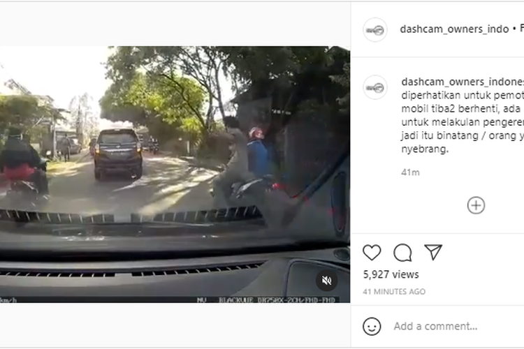 Kecelakaan antara pejalan kaki dengan pengendara sepeda motor akibat pengendara sepeda motor menganggap mobil di depannya mengerem pertanda kesempatan untuk menyalip.