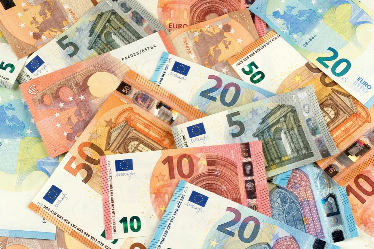 Mata uang Jerman adalah euro karena negara ini termasuk dalam Uni Eropa.