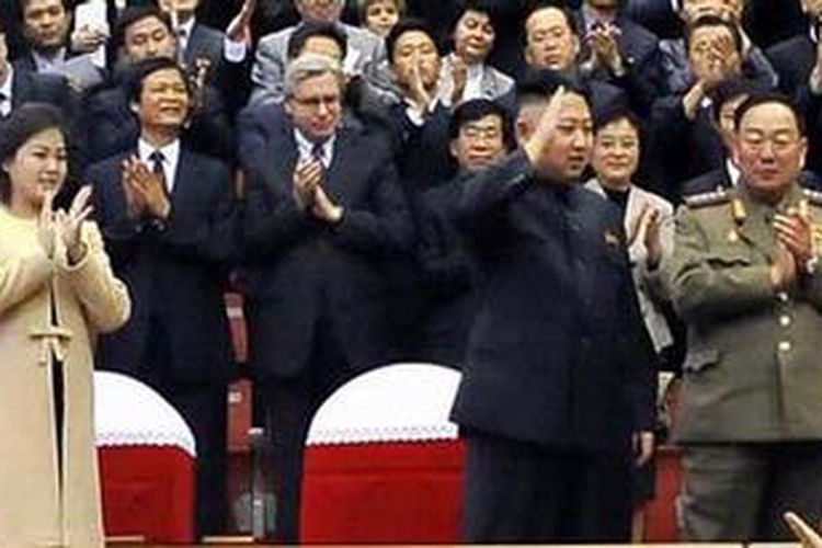 Foto yang diambil Korean Central News Agency, Senin (29/10/2012), menunjukkan pemimpin Korea Utara Kim Jong Un (tengah) yang didampingi istrinya Ri Sol Ju, menghadiri acara musik dalam rangka peringatan Kim Il Sung Military University di Pyongyang. 