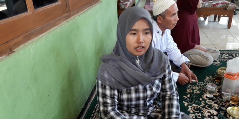 Robiatul Adawiyah, guru sekolah dasar yang mengaku dipecat karena dukung RK.