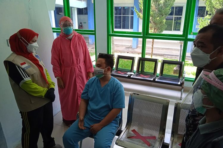 Rendy Kurniawan (26) perawat Puskesmas Kedaton yang dipukuli tiga orang tak dikenal akibat mempertahankan tabung oksigen yang ingin diambil paksa.