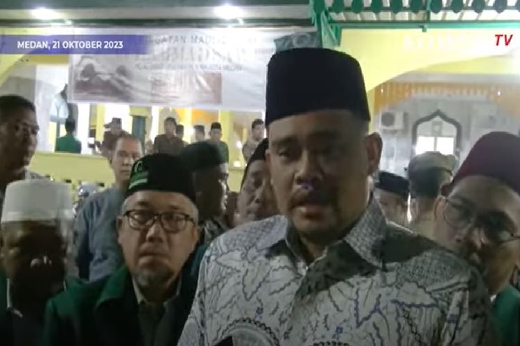 Wali Kota Medan Bobby Nasution memberikan penjelasan kepada awak media soal dirinya yang ditunjuk menjadi juru kampanye nasional Ganjar-Mahfud, Sabtu (21/10/2023). Di kesempatan itu, Bobby juga ditanyai seputar peluang kakak iparnya, Gibran Rakabuming Raka, untuk melaju sebagai cawapres Prabowo Subianto.
