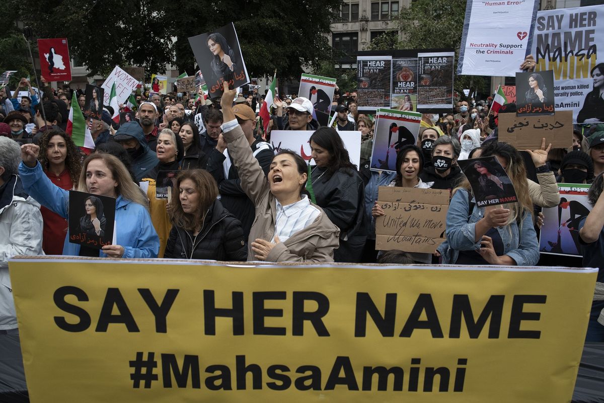 Demo kematian Mahsa Amini di Washington, Amerika Serikat, Sabtu (1/10/2022). Demo Iran kini dipimpin siswi sekolah dengan meneriakkan slogan-slogan anti-rezim, dan mengolok-olok pemimpin tertinggi Iran. Pemerintah Iran telah mengecam keputusan Inggris untuk menjatuhkan sanksi pada polisi moralita Iran setelah kematian Mahsa Amini memicu protes di berbagai penjuru republik Islam itu.