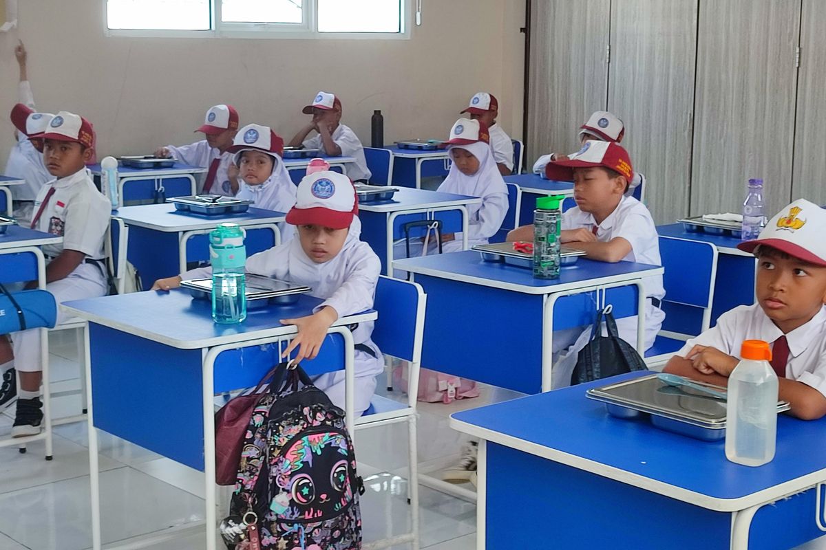 Serba-serbi Makan Bergizi Gratis, Siswa Tak Suka Sayur Buncis hingga Kesulitan Potong Daging Ayam