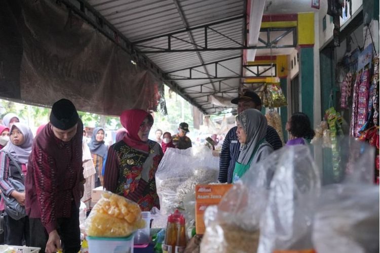 Bupati Klaten Sri Mulyani saat meninjau Pasar Srago 