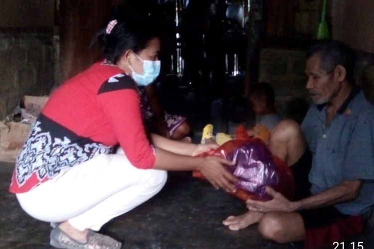 Pemerintah Kecamatan Lambaleda Utara dan Puskesmas Dampek mengumpulkan dana THR untuk membantu penderita gangguan jiwa di wilayah Kecamatan tersebut, Kamis, (20/5/2021). (KOMPAS.com/DOK-PLT CAMAT LAMBALEDA UTARA-AGUSTINUS SUPRATMAN)