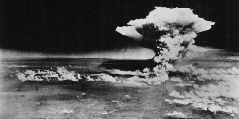 Pada 6 Agustus 1945 jam 08.16 waktu Jepang, sebuah bom atom meledak pada titik 580 meter di atas pusat kota Hiroshima. Sekitar 80 persen wilayah kota hancur. Ledakan membentuk cendawan bom atom.