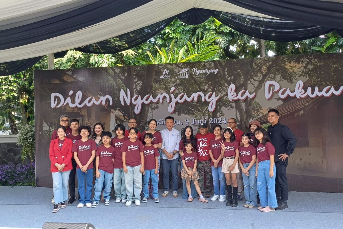 Pj Gubernur Jawa Barat Bey Machmudin (tengah) dan para pemain Dilan 1983: Wo Ai Ni saat mengunjungi Gedung Pakuan Bandung  di daerah Sumur Bandung, Bandung, Jawa Barat, Minggu (9/6/2024). 