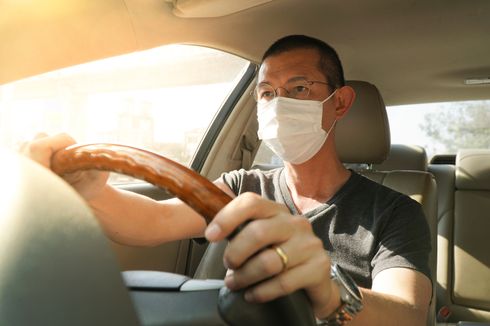 Apakah Perlu Memakai Masker Saat Naik Mobil Sendirian?