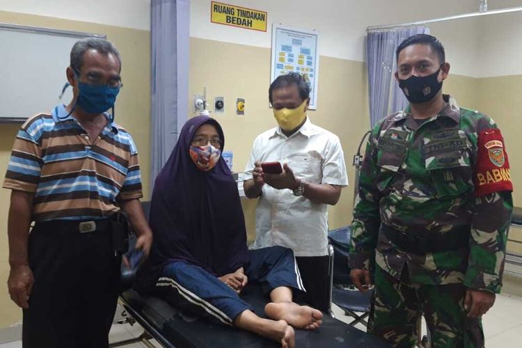 Nurma (30) Ibu Rumah Tangga (IRT) saat berada di rumah sakit usai terkena peluru nyasar di bagian kaki ketika berada di rumahnya, Rabu (5/11/2020).
