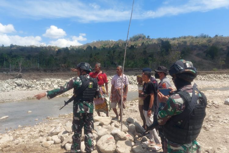 Sejumlah aparat terkait bersama masyarakat Desa Napan, Kecamatan Bikomi Utara, sedang melihat patok perbatasan Indonesia dan Timor Leste, Sabtu (19/8/2023) 