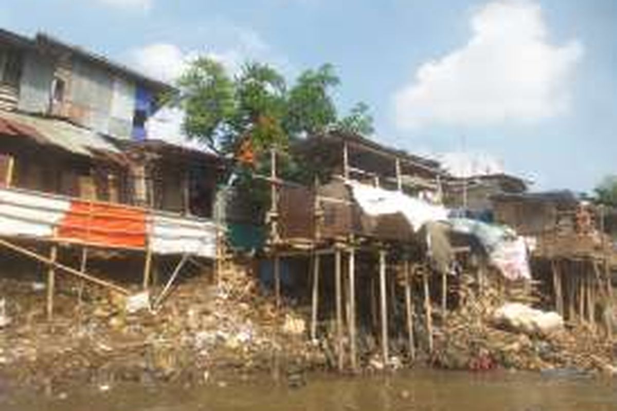 Permukiman kumuh yang ada di sepanjang bantaran Sungai Ciliwung.