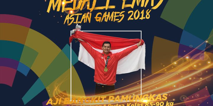 Pesilat Indonesia peraih medali emas Aji Bangkit Pamungkas berpose usai upacara penyerahan medali nomor Kelas I Putra 85-90 kg Asian Games 2018 di Padepokan Pencak Silat Taman Mini Indonesia Indah (TMII), Jakarta, Senin (27/8/2018). 