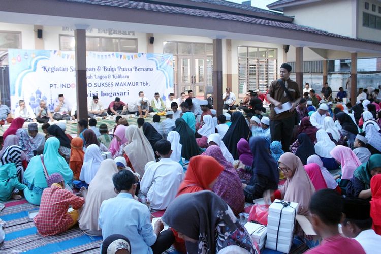 Buka bersama Bogasari dengan 320 anak yatim di daerah sekitar pabrik Bogasari di Tanjung Priok, Jakarta Utara. 