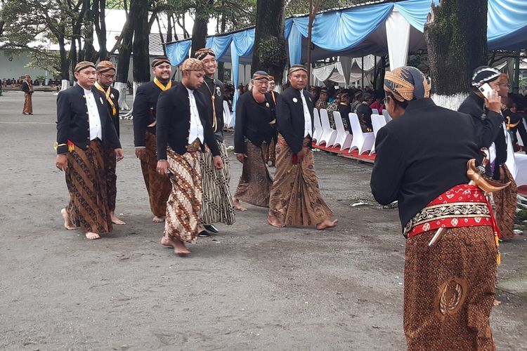 KGPAA Mangkunegara X menghadiri Tingalan Dalem Jumenengan atau peringatan naik takhta ke-19 Sampeyandalem Ingkang Sinuhun Kanjeng Susuhunan (SISKS) Pakubuwono (PB) XIII di Keraton Solo, Jawa Tengah, Kamis (16/2/2023).