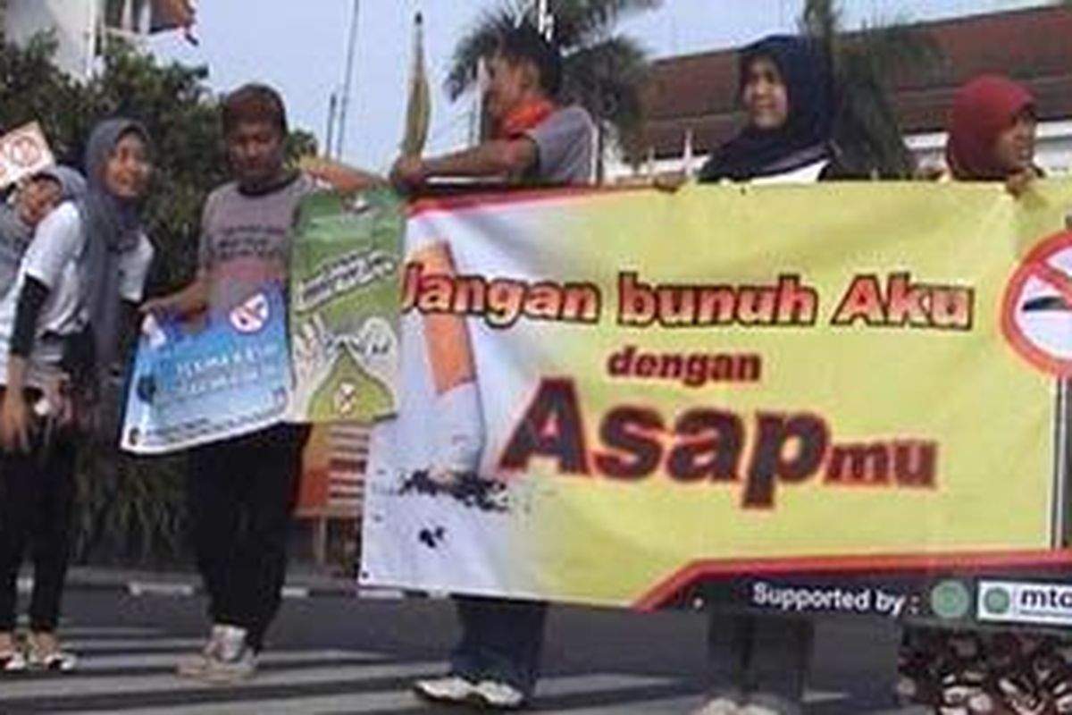 Sejumlah aktifis antirokok membentang spanduk bahaya merokok di perempatan Kantor Pos Besar, Yogyakarta dalam rangka memperingati Hari Tanpa Tembakau Sedunia.
