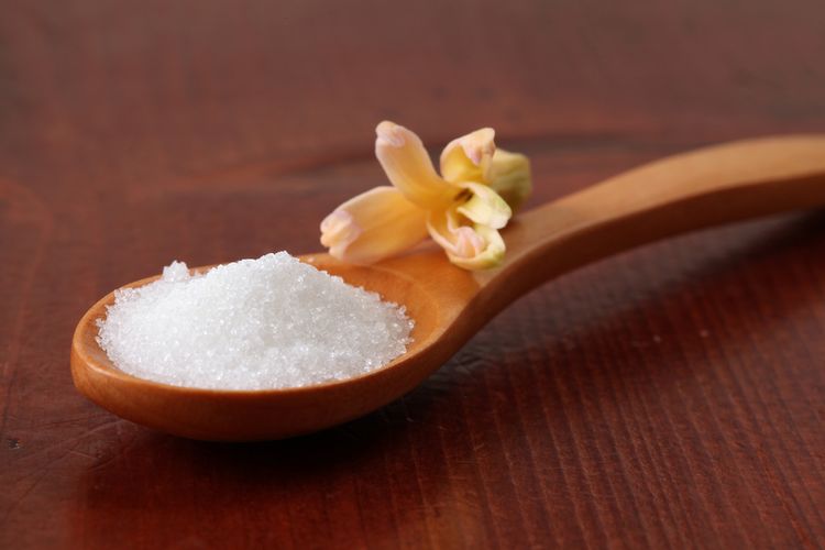 Ilustrasi gula kastor yang teksturnya di antara gula pasir dan gula bubuk. 