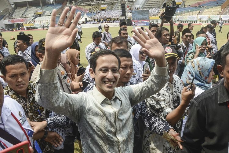 Menteri Pendidikan dan Kebudayaan Nadiem Makarim (tengah) menyapa para guru saat menghadiri puncak peringatan HUT ke-74 PGRI di Stadion Wibawa Mukti, Cikarang, Kabupaten Bekasi, Jawa Barat, Sabtu (30/11/2019). Acara tersebut mengangkat tema  Peran strategis Guru dalam mewujudkan Sumber Daya Manusia (SDM) Indonesia unggul. ANTARA FOTO/ Fakhri Hermansyah/wsj.