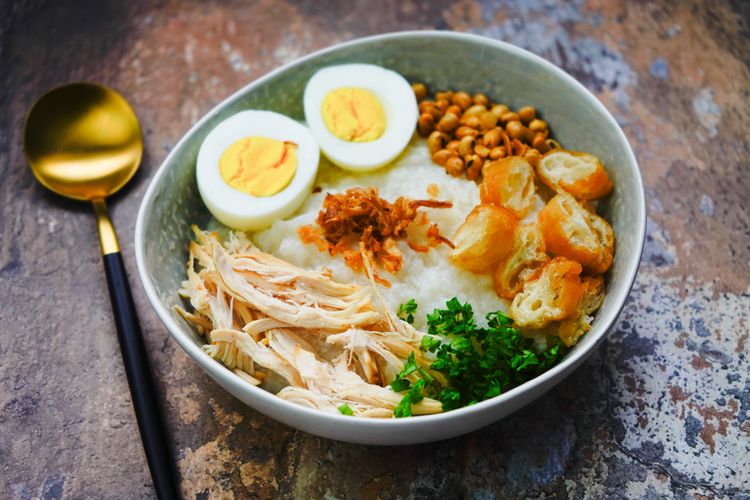 bubur ayam, menu sarapan sejuta umat. (SHUTTERSTOCK/ARIS SETYA) 