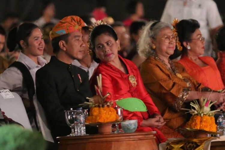 Presiden Republik Indonesia Joko Widodo didampingi Ibu Negara Iriana Jokowi menghadiri acara persmian Patung Garuda Wisnu Kencana di Kuta Selatan, Bali, Sabtu (22/09/2018). Patung setinggi 121 meter dengan lebar 64 meter tersebut resmi diresmikan dan menjadi patung tertinggi ketiga di dunia.