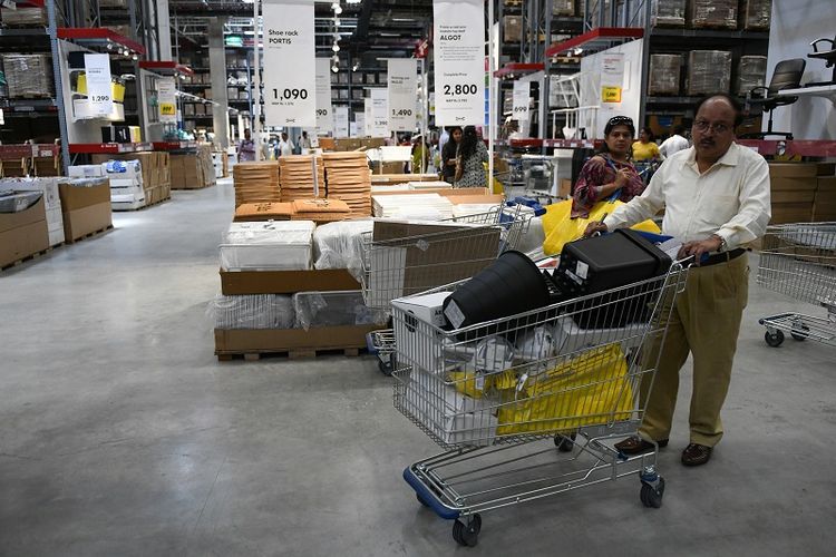 Seorang pelanggan sedang berbelanja di toko Ikea pertama di India pada Kamis (9/8/2018).