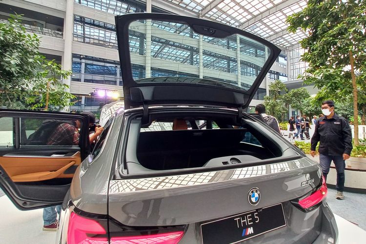 Pintu belakang BMW 530i Touring M Sport