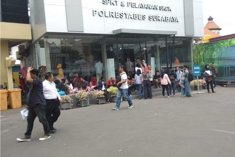 Pemohon SKCK membeludak di SPKT Polrestabes Surabaya Kamis (20/9/2018)