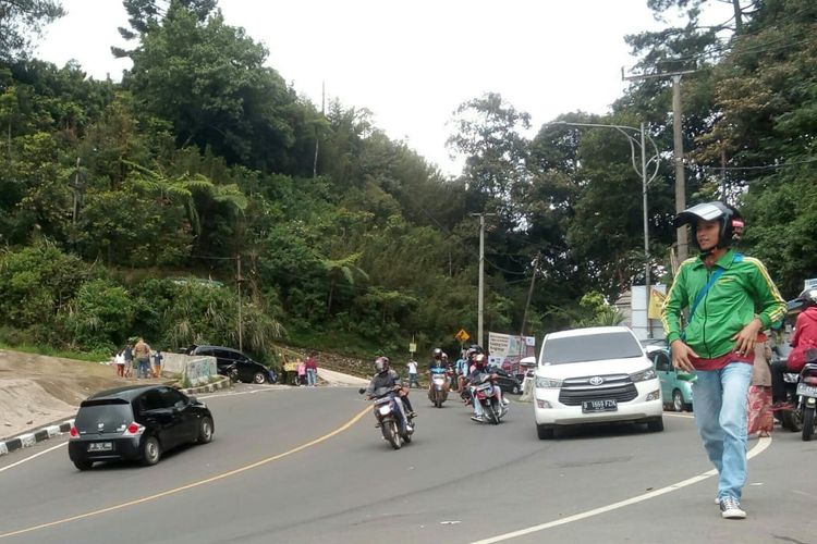 Sejumlah kendaraan dari arah Bogor memasuki wilayah perbatasan di Puncak Pass Cianjur, Jawa Barat, Sabtu (31/10/2020). Volume kendaraan pengunjung yang hendak berwisata ke kawasan Puncak pada momen libur panjang pekan ini diprediksi melonjak hari ini.