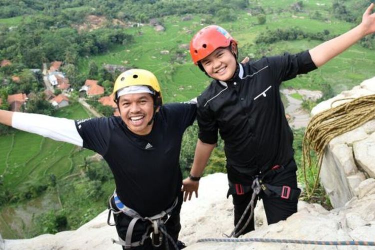 Bupati Purwakarta Dedi Mulyadi menjajal wisata panjat tebing Gunung Parang.