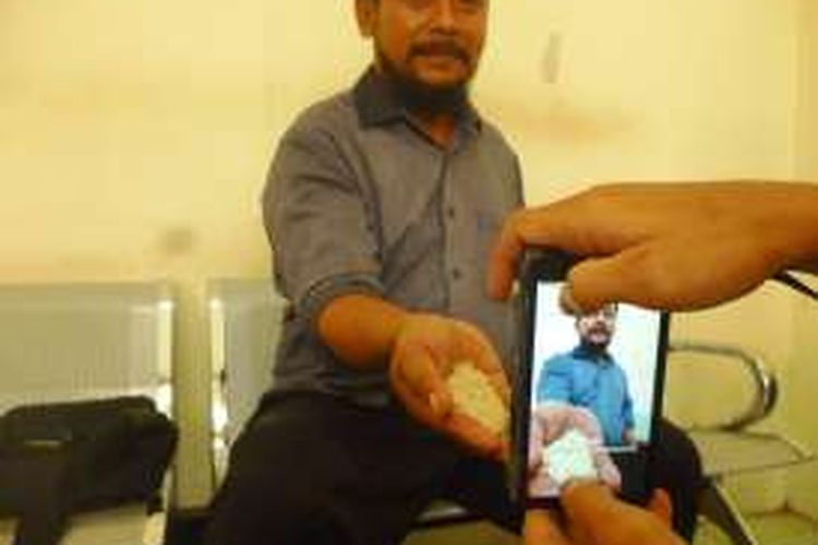 Anggota DPRD Kabupaten Semarang, Pujo Pramujito memperlihatkan temuan beras tidak layak konsumsi, Senin (11/4/2016). Beras tersebut dijual dalam Pasar Murah dalam rangka HUT ke 495 Kabupaten Semarang beberapa waktu lalu.