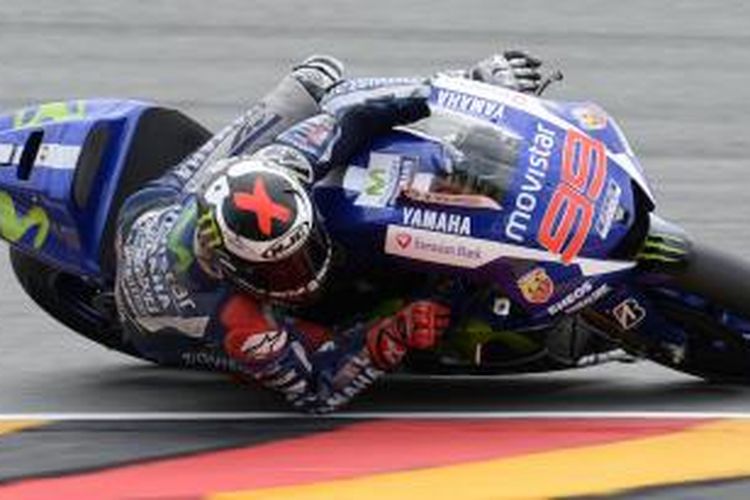 Pebalao Movistar Yamaha asal Spanyol, Jorge Lorenzo, memacu motornya pada sesi kualifikasi GP Jerman di Sachsenring, Minggu (12/7/2015).