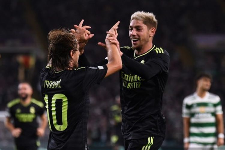 Gelandang Real Madrid, Luka Modric (kiri), berselebrasi seusai mencetak gol pada pertandingan perdana Grup F Liga Champions kontra Celtic di Celtic Park, Glasgow, Selasa (6/9/2022) atau Rabu dini hari WIB. 