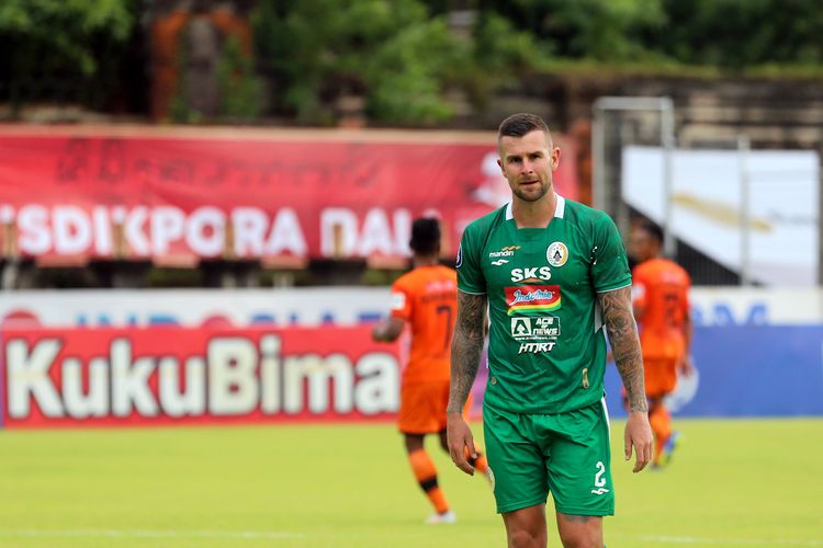 Pemain PSS Sleman Aaron Evans saat pertandingan pekan 18 Liga 1 2021-2022 melawan Persiraja Banda Aceh yang berakhir dengan skor 4-1 di Stadion I Gusti Ngurah Rai Denpasar, Jumat (7/1/2022) sore.