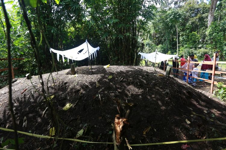 Tiga makam yang tanahnya tiba-tiba naik telah disurvei tim geologi di Padang Pariaman, Sumbar