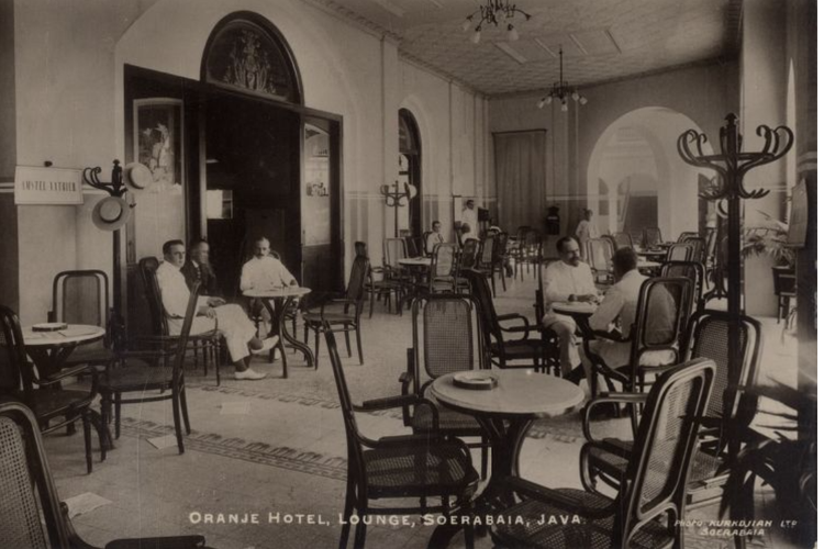 Lobi Hotel Oranje di Surabaya tahun 1920