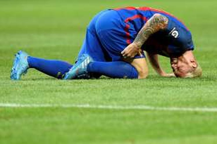 Lionel Messi terjatuh saat Barcelona melawan Leicester City pada partai International Champions Cup di Friends Arena, Solna, 3 Agustus 2016.