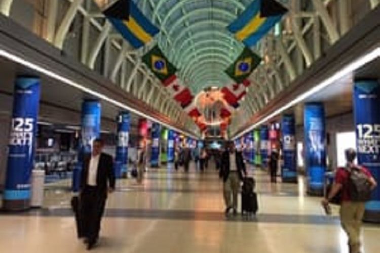 Salah satu koridor di Bandara Internasional OHare, Chicago, AS. 
