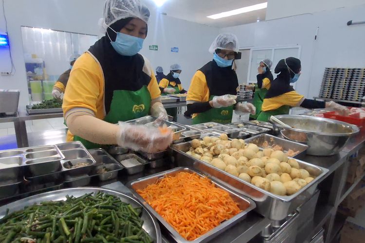 Suasana menyiapkan Makan Bergizi Gratis di SPPG Bener Kabupaten Purworejo Jawa Tengah 