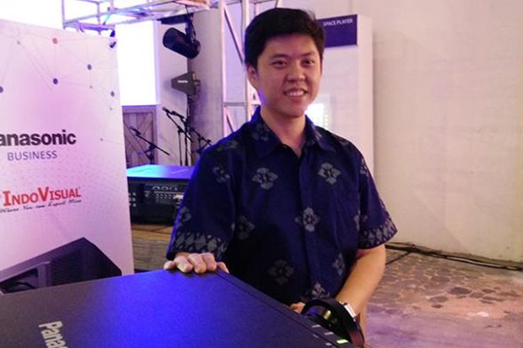 Rainata Gunawan, Marketing Manager PT Indovisual selaku distributor Panasonic di Indonesia dalam acara peluncuran proyektor di Jakarta, Selasa (7/2/2017).