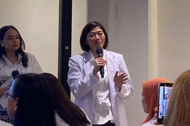 Dokter Subspesialis Pediatric Ophthalmology and Strabismus, sekaligus Kepala Klinik Mata JEC @ Tambora, dr. Devina Nur Annisa, Sp.M (K), dalam konferensi pers peresmian Pusat Operasi Mata Juling RS Mata JEC @ Menteng di Jakarta Pusat, Senin (10/8/2026).