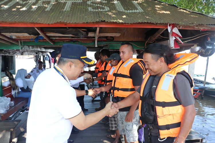 Awak kapal tradisional dapat bantuan jaket keselamatan.