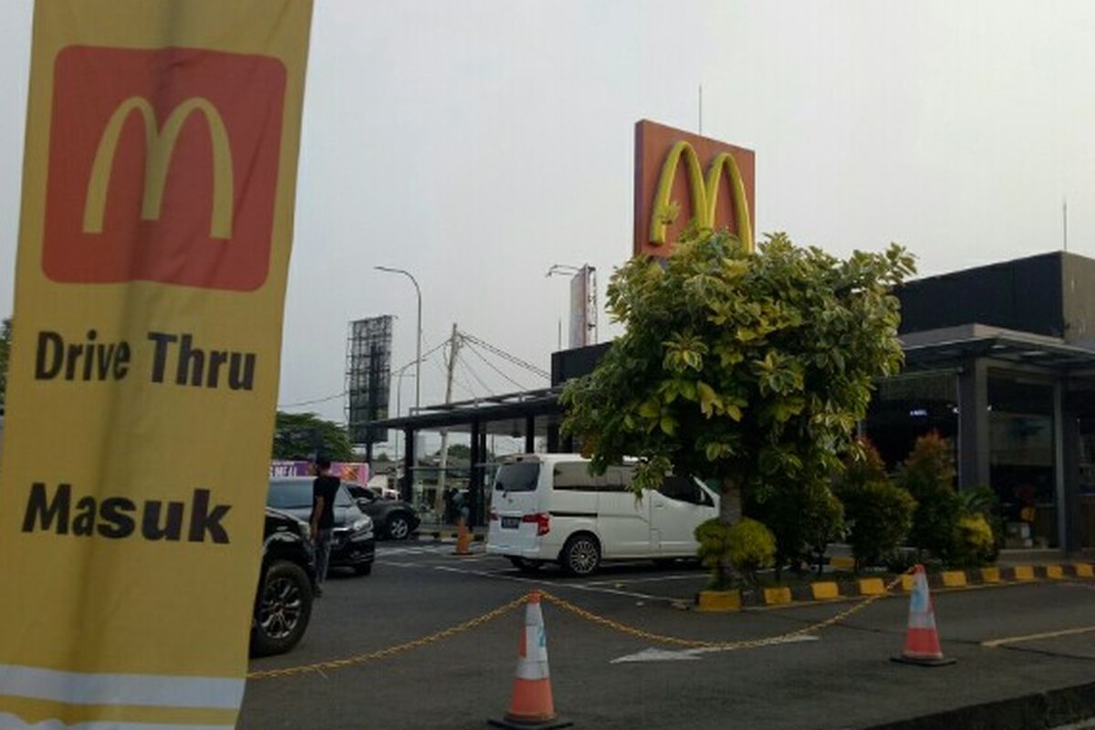 Gerai McDonal's Gaplek, Pamulang Tangerang Selatan, melakukan buka tutup layanan bagi driver ojek online (ojol) penerima order menu BTS Meal.  Hal itu dilakukan restoran siap saji tetsebut setelah menimbulkan antrean panjang sejumlah driver ojol pada Rabu (9/6/2021) siang.