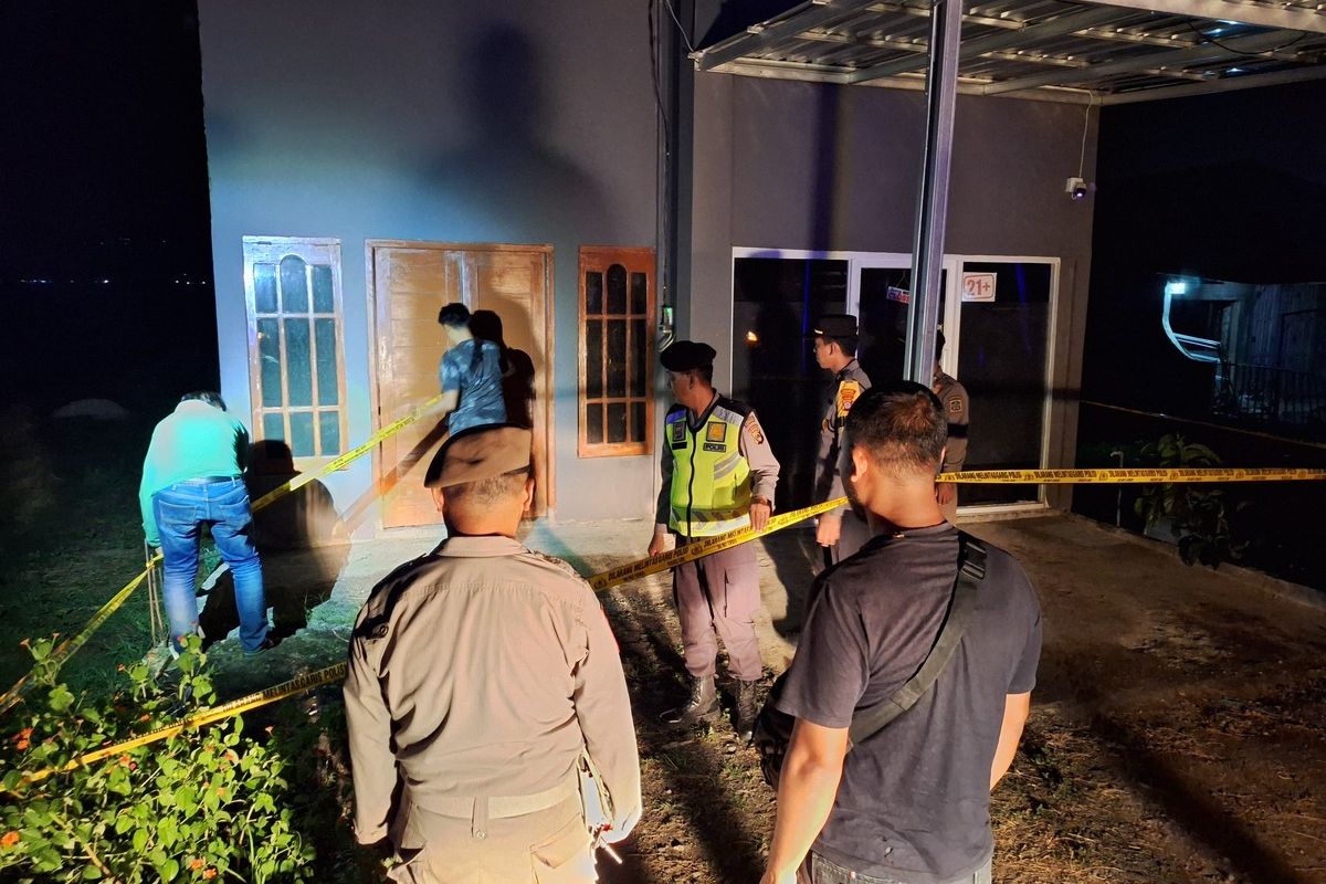 Gabungan aparat dari kepolisian dan satuan polisi pamong praja (Satpol PP), juga beberapa tokoh masyarakat, razia lokasi rawan konsumsi minuman keras dan tempat penjualan minuman keras di Kabupaten Kulon Progo, Daerah Istimewa Yogyakarta.